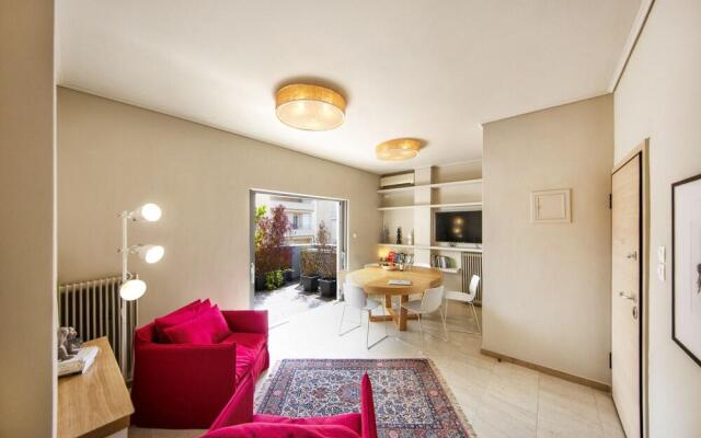 Elegant and Airy Apartment One Stop from City Center by VillaRentalsgr