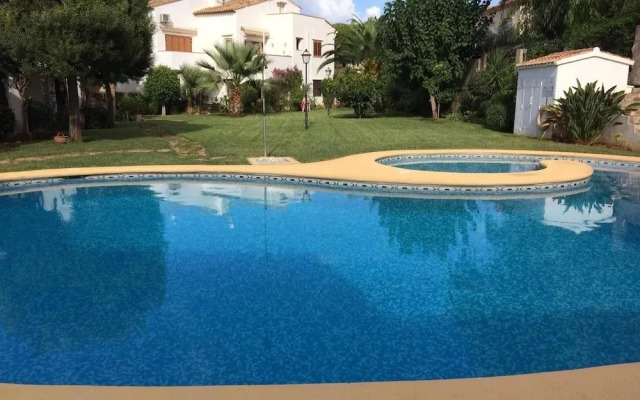 1 Bed-sleeps 2-gardens-pool-10 Min To Beach