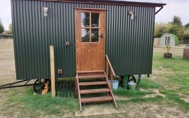 Glamping in Wiltshire in our Luxury Shepherds Hut