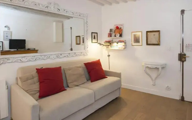 Sunny Marais Studio 303