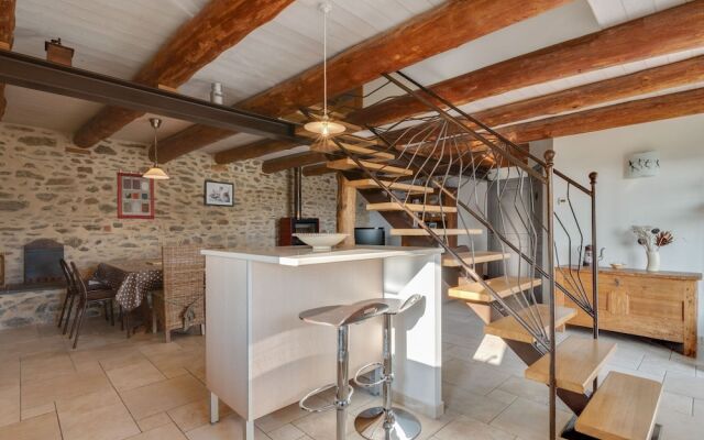 Charming Holiday Home in Saint-beauzire Near Forest