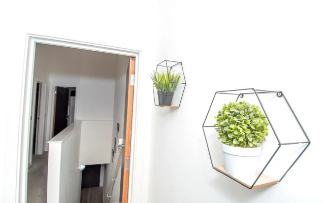 New Apartment - Sleeps 4 - Parking - City Centre