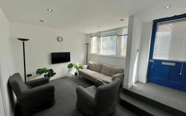 Spacious 4-bed House - Sleeps 11, Garden & Parking