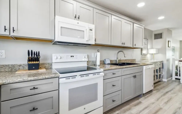 Sunlit Paradise in Amelia Island 3BR Beachfront Home
