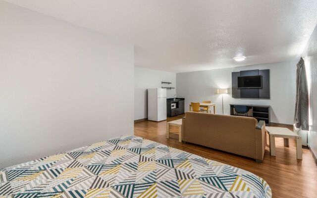 Studio 6 Laredo, TX - North I-35