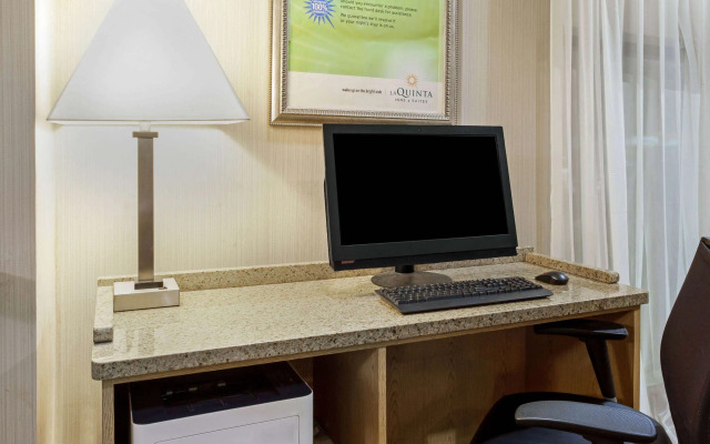 La Quinta Inn & Suites by Wyndham Stamford / New York City
