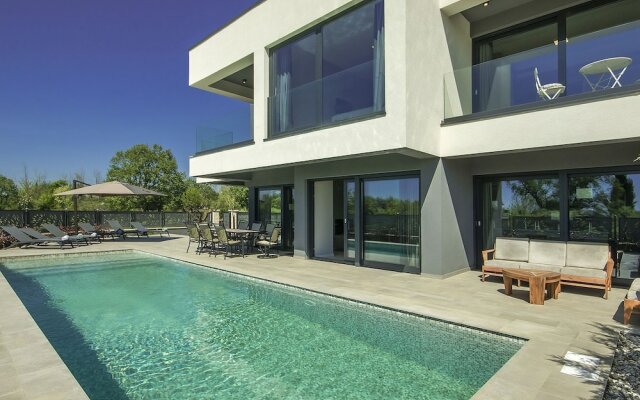 Luxurious Villa in Porec With Jacuzzi