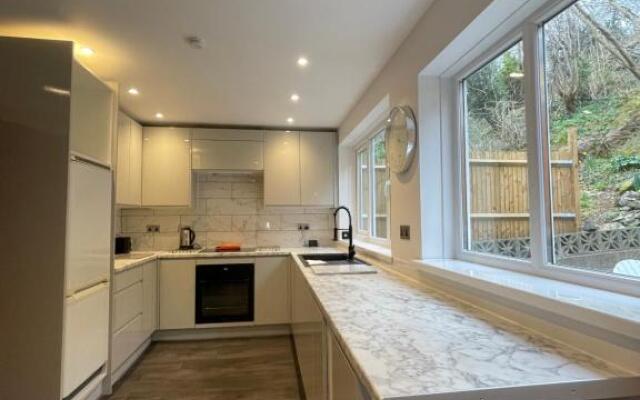 Cheerful 5-bedroom with free parking