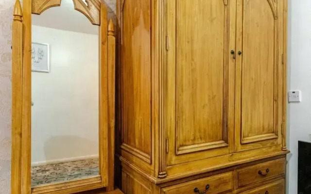 Smethwick - House - Sleeps 8 - Parking