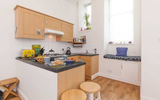 Bright Studio Apartment in Fountainbridge