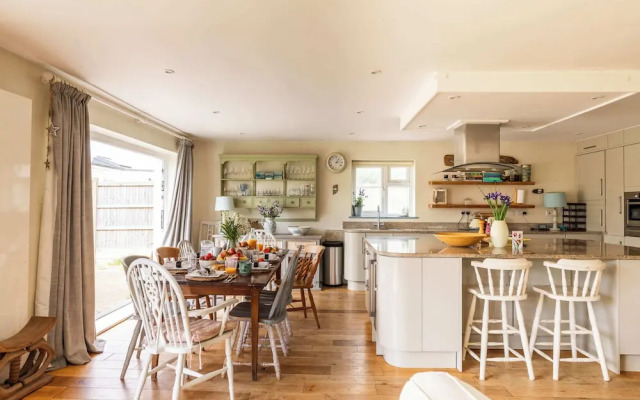 Light-filled Family-friendly Beach House