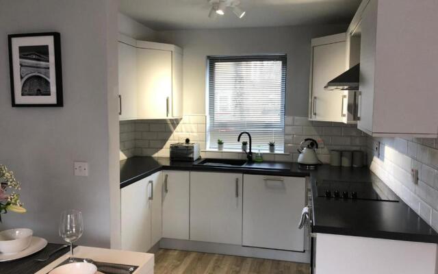 City Centre Townhouse-3 Bedrooms & Parking - Excellent Location