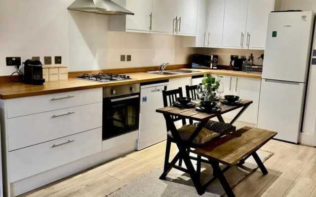 Stylish 1 bed Apartment - Sleeps 4 & Free Parking