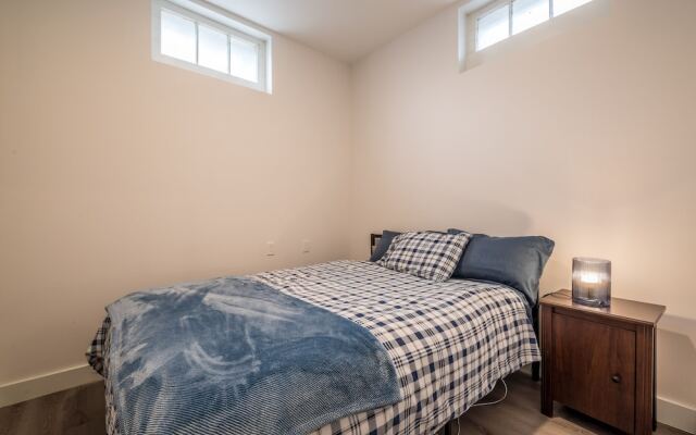 Spacious Newly Renovated 1 Bedroom Suite