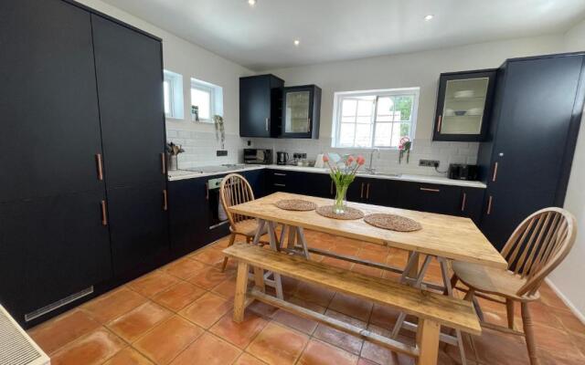 NomiHomes-Otis House-Free Parking x 2-Central -10ppl