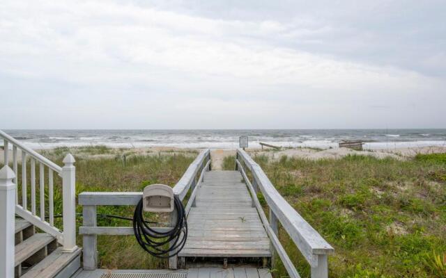 Breezy Oaks by Oak Island Accommodations
