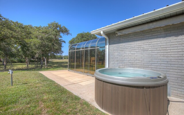 Charming Home With Hot Tub, Sauna & Grill!
