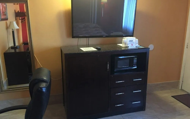 Travelodge by Wyndham Bay Shore Long Island