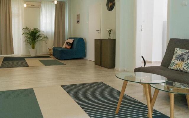 Spacious and Quiet - City Center Apartment