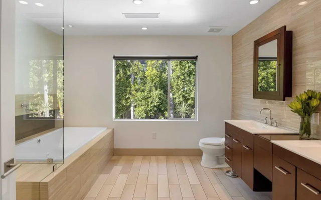Luxury Hollywood Hills Home With Pool, Outdoor Dining & Iconic Views Skyline Chalet