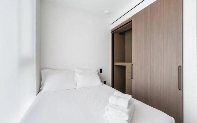 Chic Urban Stylish Condo in Downtown V