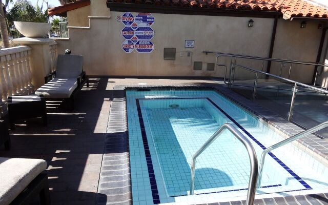 Balboa Inn, On the Beach