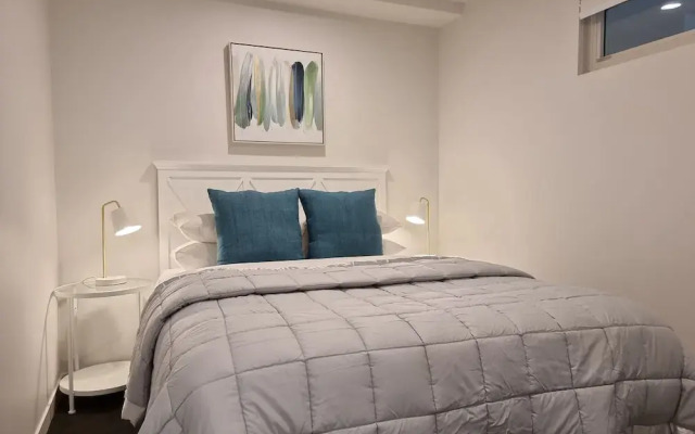 Luxe Apt w Harbour-Sunset Views -Parking