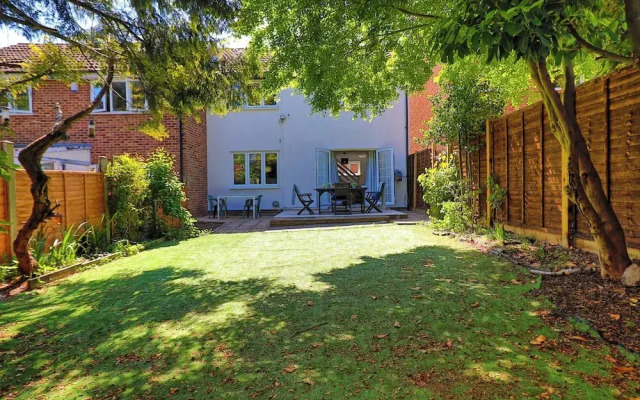Tranquil Garden Retreat in Buckhurst Hill