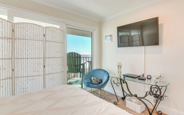 Galveston Beachfront Condo: Balcony & Pool Access!