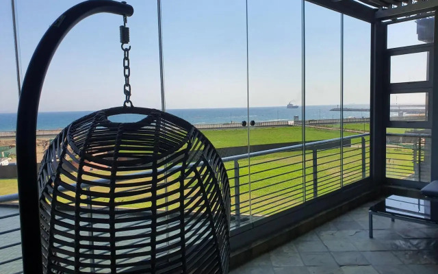 Accommodation Front - Gorgeous 4 Sleeper Beachfront Apartment