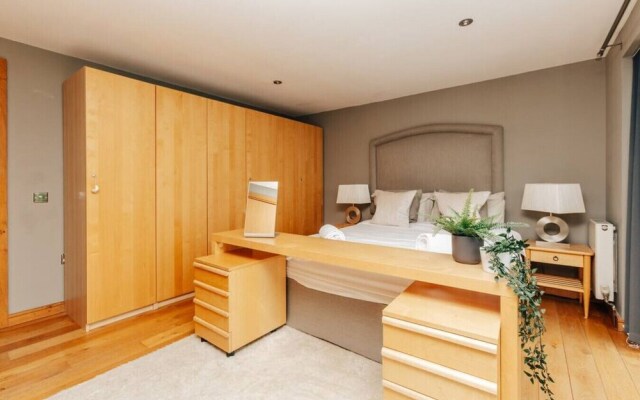 The Herringbone - 3 Bed With Parking Pet Friendly