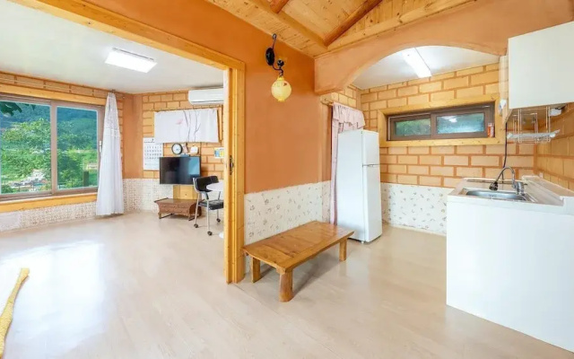 Tongyoung Blue House Spa Pension