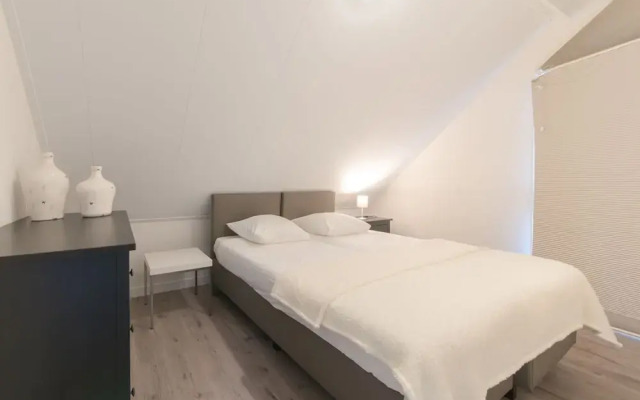 Stylish Holiday Home with Fireplace near Oosterschelde