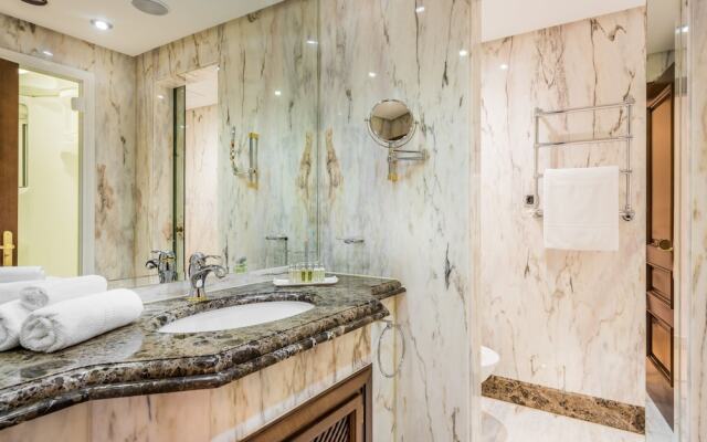 2 Bedrooms Apartment Frontline Beach