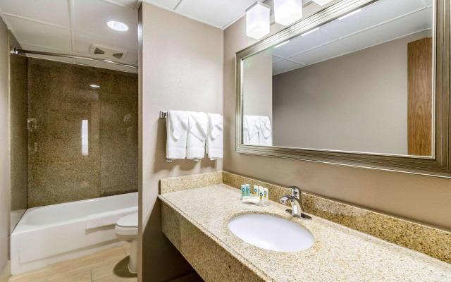 Quality Inn & Suites Arden Hills - Saint Paul North