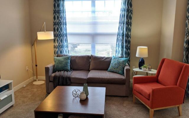 Mid-Century Modern 2BR Apt with VIews