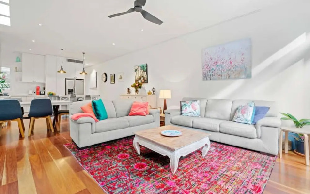 Bright Home in Trendy Newtown Close to the Park