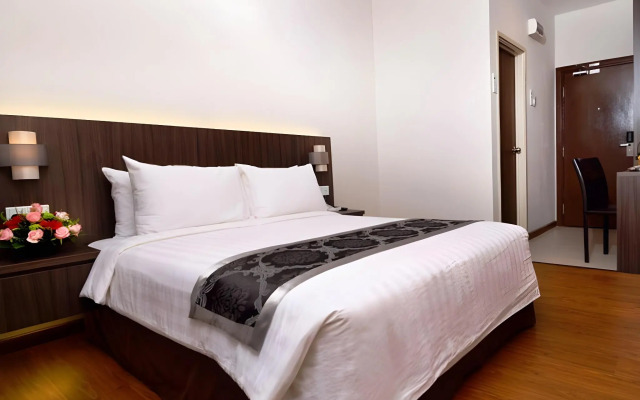 Holiday Villa Hotel & Suites