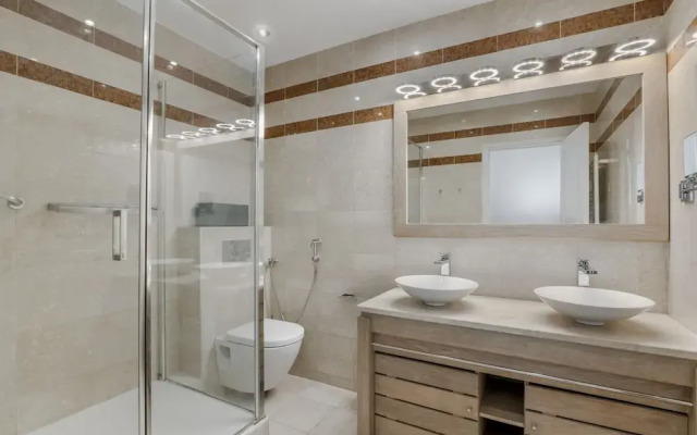 Luxury 4 Bed Residence - Next to Arc de Triomphe