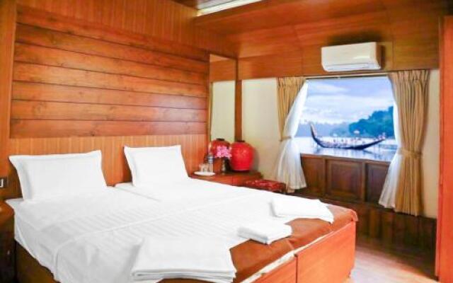 1 BHK Houseboat in Nedumudy, Alappuzha, by GuestHouser (E47B)