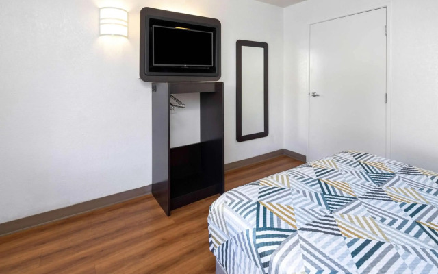 Motel 6 Santa Barbara, CA - State Street