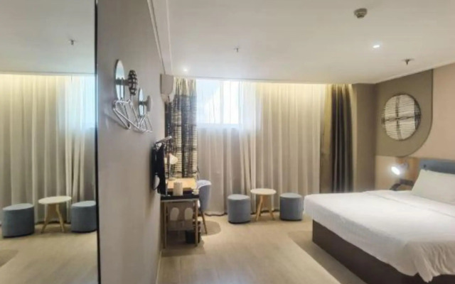 Yijia Hotel (Xinyi Railway Station Nanjing Road)
