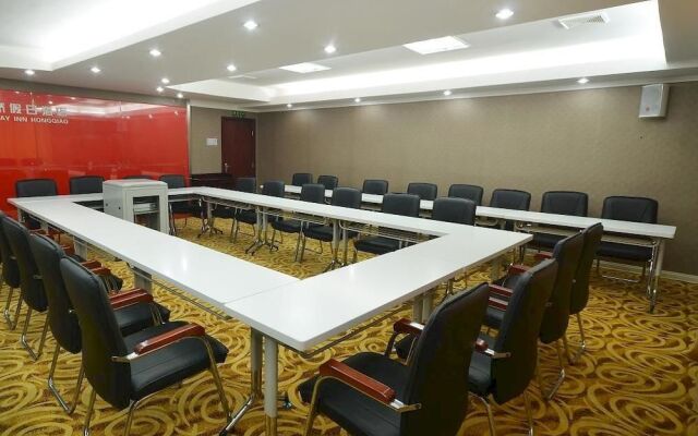 Hongqiao Holiday Hotel