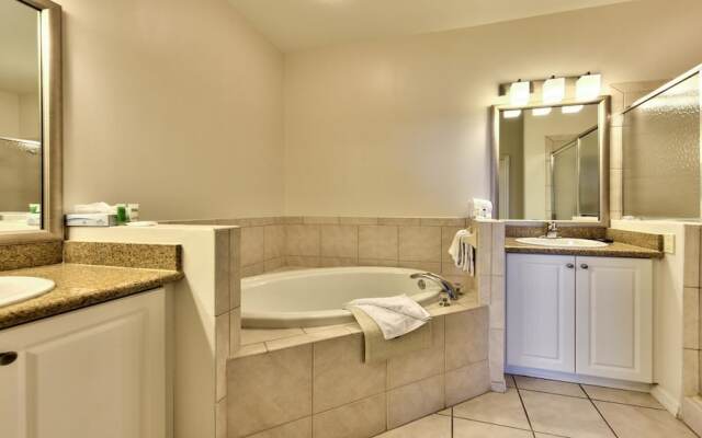 Genoa Vacation Rental: Stylish 2-BR Condo with Golf & Lake Views. Resort-Style Pool, Hot Tub, and Easy Access to Championship Golf. Minutes from Naples Beaches, 5th Avenue S, and Marco Island