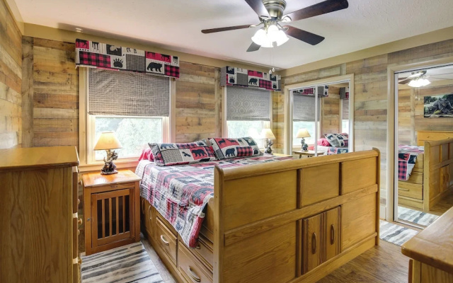 Deck & Stunning Mountain Views: Gatlinburg Home!