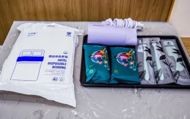 Shengyi Light Luxury Hotel (Chengde South Station Store)