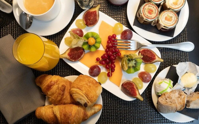 Ariyana Apartments by Vievid