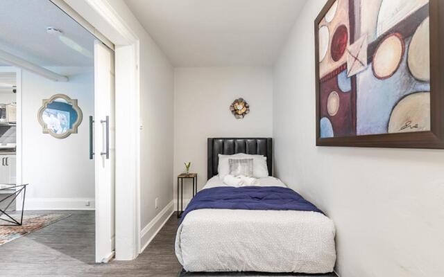 2BR Boutique Condo-prime Location DT Hamilton