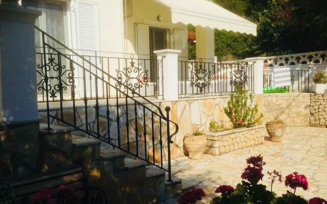 Villa Ampelaki (30 meters to the beach)