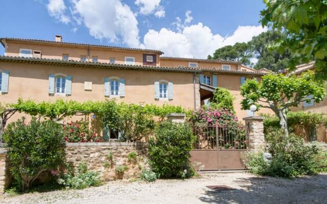 Quaint Holiday Home in Rustrel With Swimming Pool